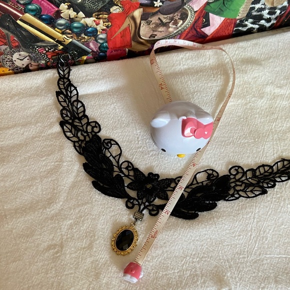 Vintage Faux Black And Gold Lace Choker - Picture 5 of 9